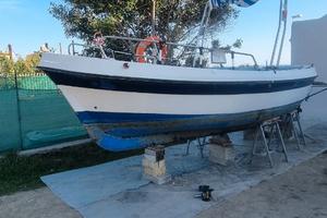 Barca gozzo in vetroresina con posto barca