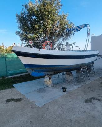 Barca gozzo in vetroresina con posto barca