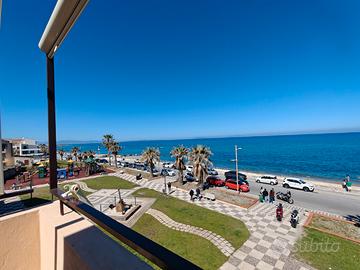 Grande trivani fronte mare