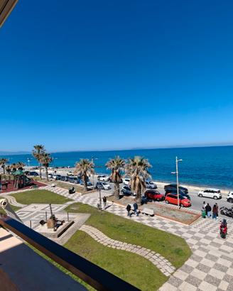 Grande trivani fronte mare