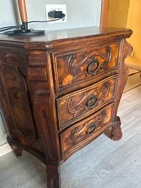 Camera da letto antica in legno massello