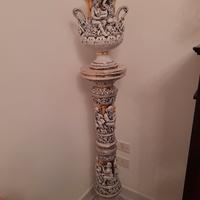 Colonna angoliera con vaso