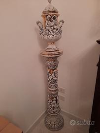Colonna angoliera con vaso