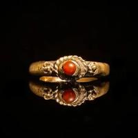 Antico anello romano in bronzo lavorato e corniola