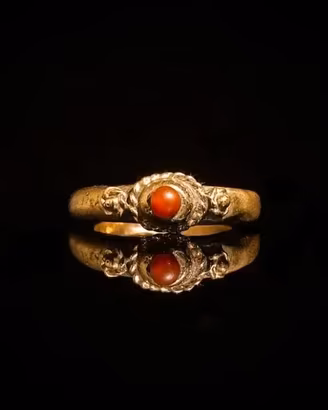 Antico anello romano in bronzo lavorato e corniola