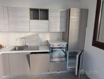 Cucina angolare con elettrodomestici marche top