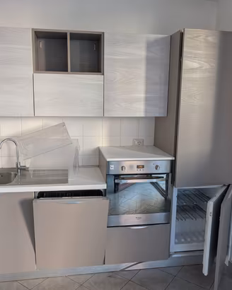 Cucina angolare con elettrodomestici marche top