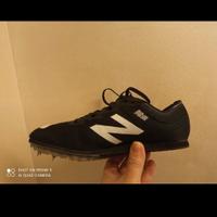 scarpa atletica corsa su pista chiodata 