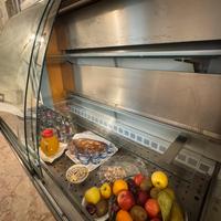 Mobile con vetrina refrigerata