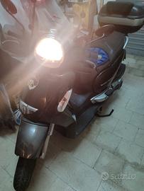 motociclo Aprilia scarabeo 500. 