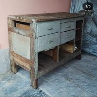 un banco lavoro centenario in legno