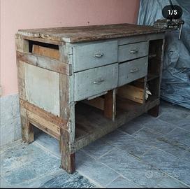 un banco lavoro centenario in legno