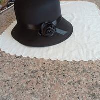 Cappello elegante di raso
