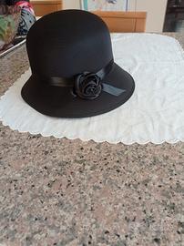Cappello elegante di raso