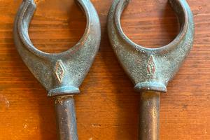 Coppia di scalmi (in inglese rowlocks o oarlocks)