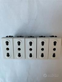 BTicino Livinglight-Prese bipasso bianche