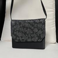 Borsa in tessuto nero e disegni in rilievo