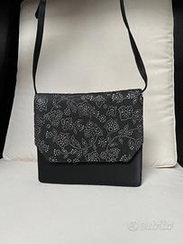 Borsa in tessuto nero e disegni in rilievo