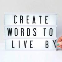 Luce con lettere e batterie