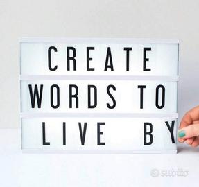 Luce con lettere e batterie