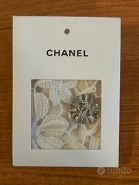 bottone originale Chanel con campione in tessuto
