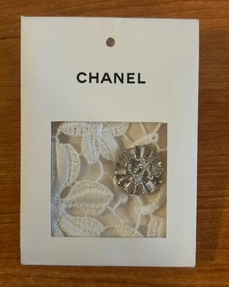 bottone originale Chanel con campione in tessuto