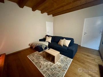 Divano con penisola blu