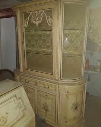 vetrina  con tavolo e sedie