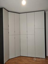 armadio in laminato angolare con ante laccate