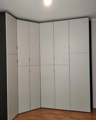 armadio in laminato angolare con ante laccate
