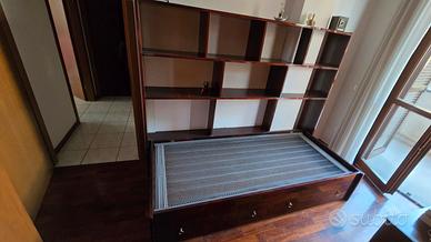 letto con libreria e cassetti