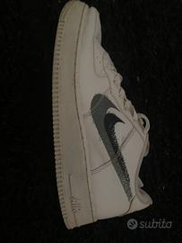 Nike Air Force 1 Low Bianche con Dettagli Spray