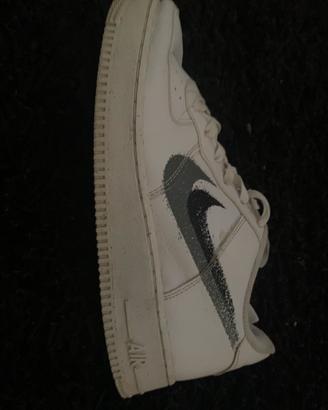 Nike Air Force 1 Low Bianche con Dettagli Spray