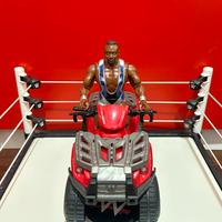 Wrestler WWE Big E con Quad