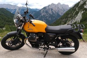 moto guzzi V7II stone gialla