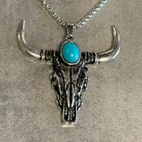Collana con teschio di toro