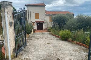 Villetta semidipendente con terreno