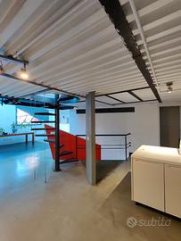 Splendido loft / open space in stile industriale