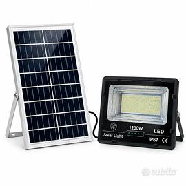 Faro CON PANNELLO SOLARE 1200W