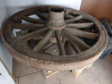 Antica ruota di carro in legno e ferro