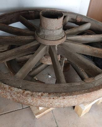 Antica ruota di carro in legno e ferro