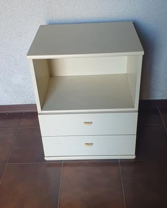Due comodini in legno 