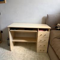 Scrivania con 4 cassetto