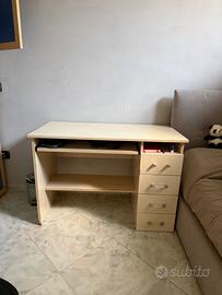 Scrivania con 4 cassetto