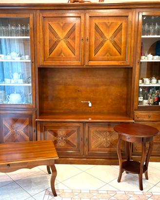 Elegante parete attrezzata in legno con tavolini