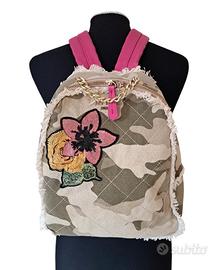 Zainetto "My Twin" motivo mimetico con patch fiori