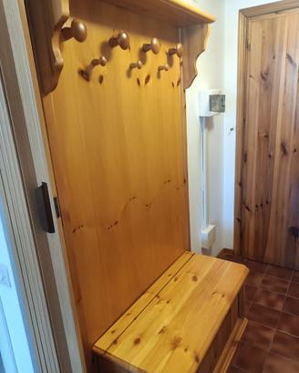 vari pezzi di arredamento