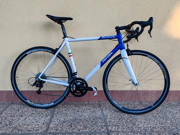 Bici da corsa Mondial. 