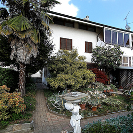 Villa con giardino e autorimessa