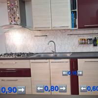 Cucina moderna con elettrodomestici 